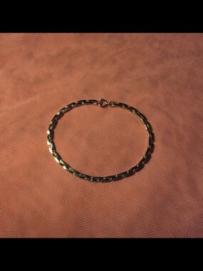 Gold Tone Linked Chain Bracelet - Sleek Figaro Style